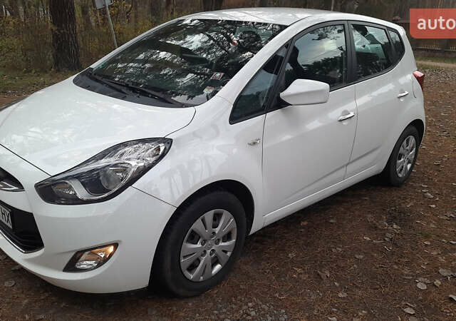 Белый Хендай ix20, объемом двигателя 1.6 л и пробегом 265 тыс. км за 8950 $, фото 1 на Automoto.ua