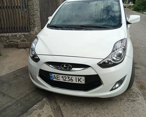 Белый Хендай ix20, объемом двигателя 1.4 л и пробегом 134 тыс. км за 6500 $, фото 1 на Automoto.ua