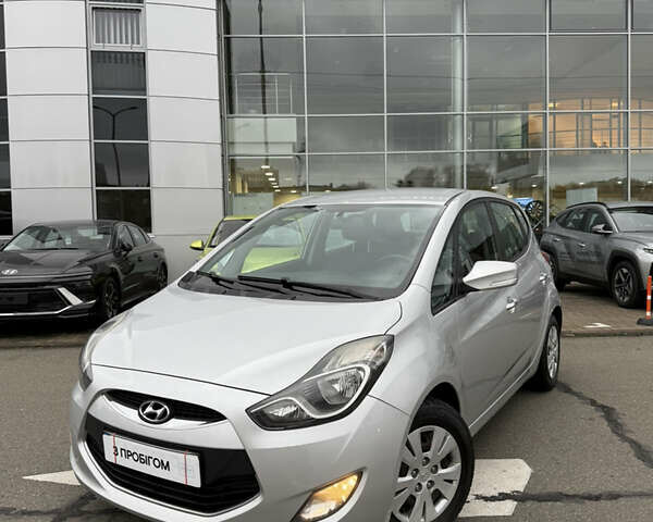 Серый Хендай ix20, объемом двигателя 1.58 л и пробегом 250 тыс. км за 6600 $, фото 1 на Automoto.ua