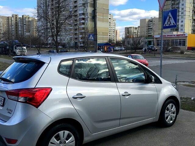 Серый Хендай ix20, объемом двигателя 1.6 л и пробегом 250 тыс. км за 8000 $, фото 1 на Automoto.ua