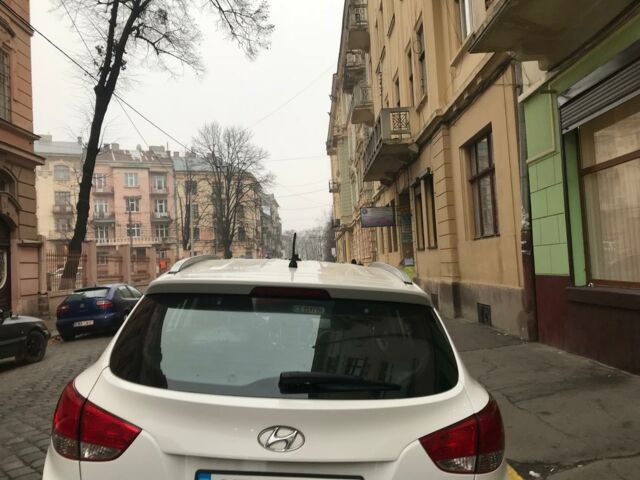 Белый Хендай их35, объемом двигателя 2 л и пробегом 220 тыс. км за 15000 $, фото 1 на Automoto.ua