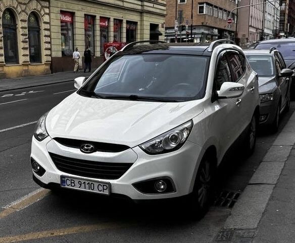 Белый Хендай их35, объемом двигателя 2.4 л и пробегом 202 тыс. км за 11000 $, фото 1 на Automoto.ua