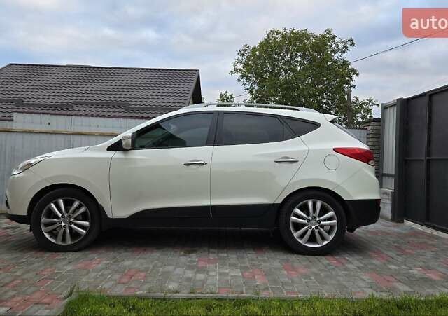 Белый Хендай их35, объемом двигателя 2.4 л и пробегом 205 тыс. км за 12500 $, фото 1 на Automoto.ua