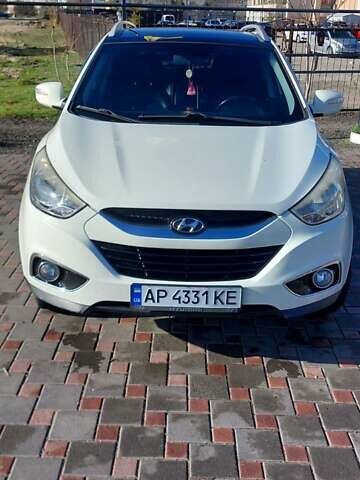 Белый Хендай их35, объемом двигателя 2 л и пробегом 174 тыс. км за 12000 $, фото 1 на Automoto.ua