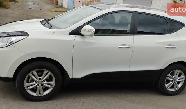 Белый Хендай их35, объемом двигателя 2 л и пробегом 215 тыс. км за 9300 $, фото 1 на Automoto.ua