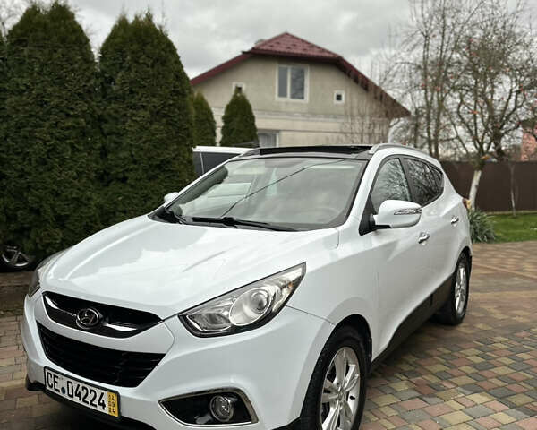 Белый Хендай их35, объемом двигателя 2 л и пробегом 218 тыс. км за 10400 $, фото 1 на Automoto.ua