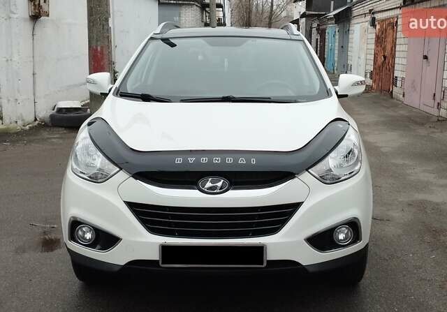 Белый Хендай их35, объемом двигателя 2 л и пробегом 215 тыс. км за 9900 $, фото 1 на Automoto.ua