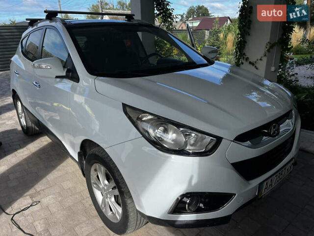 Белый Хендай их35, объемом двигателя 2 л и пробегом 221 тыс. км за 11200 $, фото 1 на Automoto.ua