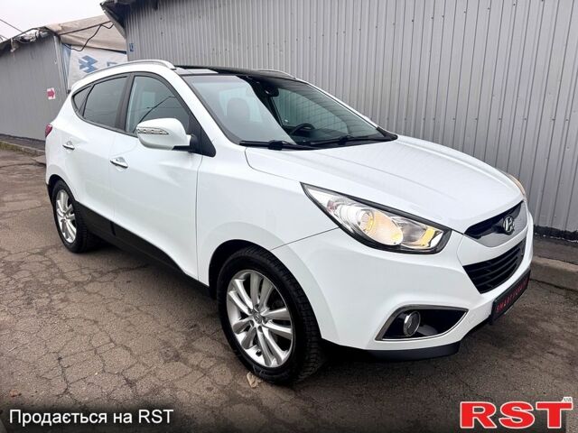 Белый Хендай их35, объемом двигателя 2 л и пробегом 243 тыс. км за 13250 $, фото 1 на Automoto.ua