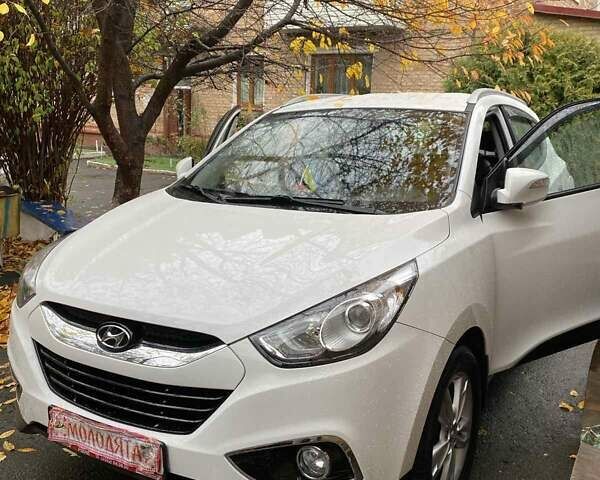 Белый Хендай их35, объемом двигателя 2 л и пробегом 37 тыс. км за 17000 $, фото 1 на Automoto.ua