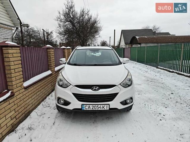 Белый Хендай их35, объемом двигателя 1.69 л и пробегом 270 тыс. км за 12000 $, фото 1 на Automoto.ua