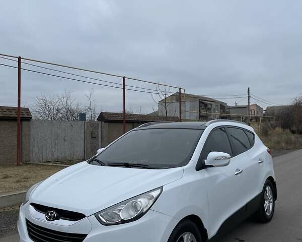 Белый Хендай их35, объемом двигателя 2 л и пробегом 150 тыс. км за 10200 $, фото 1 на Automoto.ua