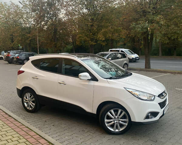 Белый Хендай их35, объемом двигателя 1.7 л и пробегом 255 тыс. км за 12200 $, фото 1 на Automoto.ua