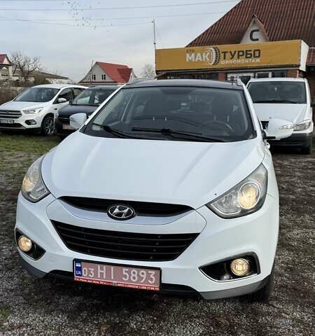 Белый Хендай их35, объемом двигателя 2 л и пробегом 235 тыс. км за 10999 $, фото 1 на Automoto.ua