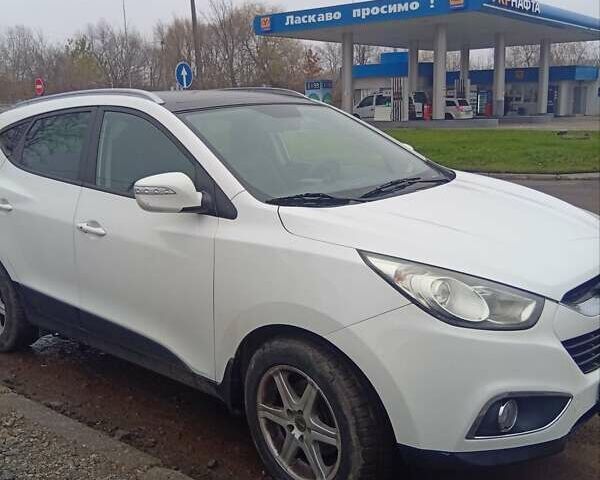 Белый Хендай их35, объемом двигателя 2 л и пробегом 202 тыс. км за 12500 $, фото 1 на Automoto.ua