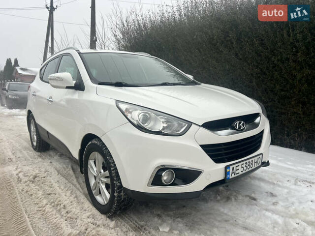 Белый Хендай их35, объемом двигателя 2 л и пробегом 191 тыс. км за 10900 $, фото 1 на Automoto.ua