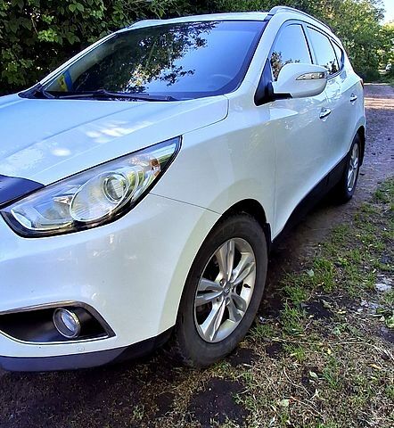 Білий Хендай іх35, об'ємом двигуна 2 л та пробігом 173 тис. км за 12000 $, фото 1 на Automoto.ua