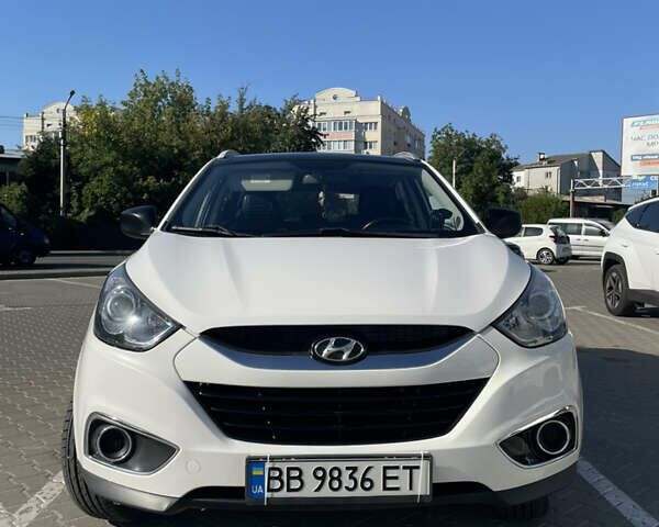 Белый Хендай их35, объемом двигателя 1.7 л и пробегом 198 тыс. км за 12500 $, фото 1 на Automoto.ua