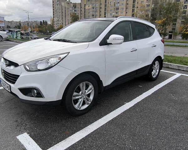 Белый Хендай их35, объемом двигателя 2 л и пробегом 191 тыс. км за 11100 $, фото 1 на Automoto.ua