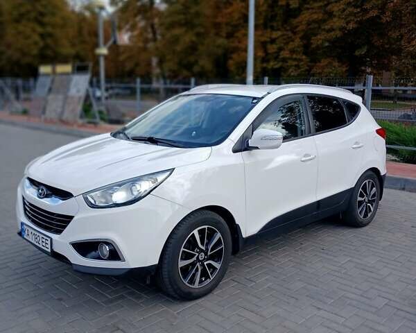 Белый Хендай их35, объемом двигателя 2 л и пробегом 202 тыс. км за 12200 $, фото 1 на Automoto.ua
