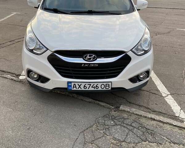 Белый Хендай их35, объемом двигателя 2 л и пробегом 144 тыс. км за 14100 $, фото 1 на Automoto.ua