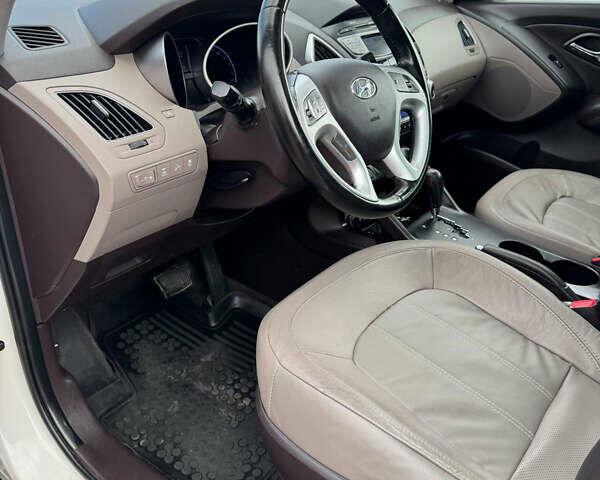 Белый Хендай их35, объемом двигателя 2 л и пробегом 169 тыс. км за 13300 $, фото 1 на Automoto.ua