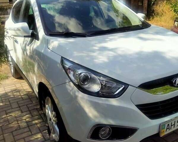 Белый Хендай их35, объемом двигателя 2 л и пробегом 129 тыс. км за 12000 $, фото 1 на Automoto.ua