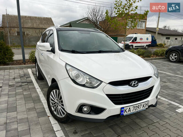 Белый Хендай их35, объемом двигателя 2 л и пробегом 168 тыс. км за 11800 $, фото 1 на Automoto.ua