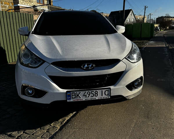 Белый Хендай их35, объемом двигателя 2 л и пробегом 206 тыс. км за 11500 $, фото 1 на Automoto.ua