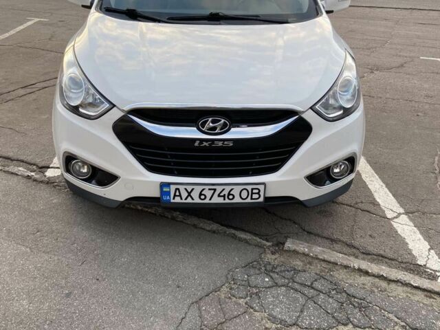 Белый Хендай их35, объемом двигателя 2 л и пробегом 144 тыс. км за 14100 $, фото 1 на Automoto.ua