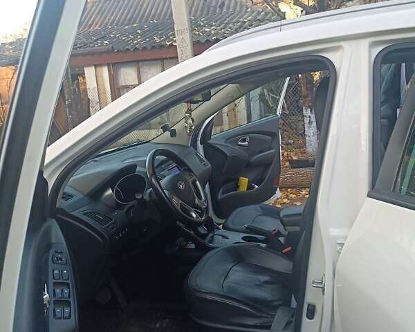 Белый Хендай их35, объемом двигателя 2 л и пробегом 90 тыс. км за 13888 $, фото 1 на Automoto.ua