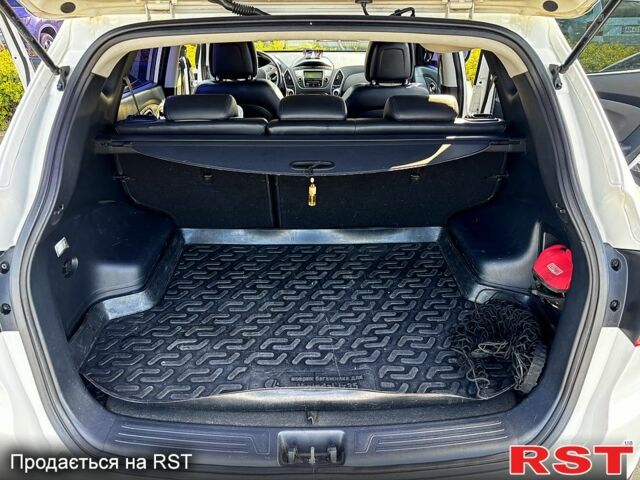 Белый Хендай их35, объемом двигателя 2 л и пробегом 99 тыс. км за 12500 $, фото 1 на Automoto.ua