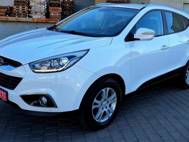 Белый Хендай их35, объемом двигателя 2 л и пробегом 200 тыс. км за 14800 $, фото 1 на Automoto.ua