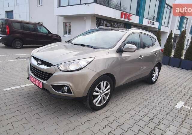 Бежевый Хендай их35, объемом двигателя 2 л и пробегом 200 тыс. км за 10990 $, фото 1 на Automoto.ua