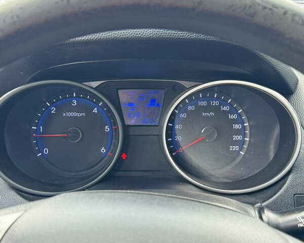 Черный Хендай их35, объемом двигателя 2 л и пробегом 121 тыс. км за 14000 $, фото 1 на Automoto.ua