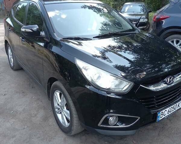 Черный Хендай их35, объемом двигателя 1.7 л и пробегом 300 тыс. км за 11000 $, фото 1 на Automoto.ua