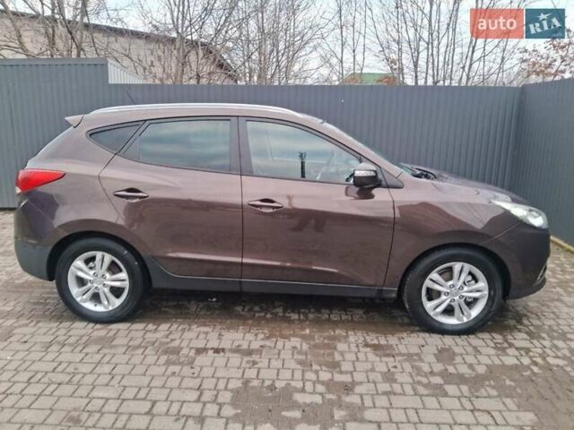 Коричневый Хендай их35, объемом двигателя 1.7 л и пробегом 309 тыс. км за 11500 $, фото 1 на Automoto.ua