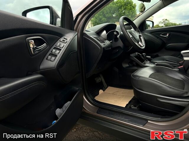 Коричневий Хендай іх35, об'ємом двигуна 2 л та пробігом 301 тис. км за 13500 $, фото 1 на Automoto.ua