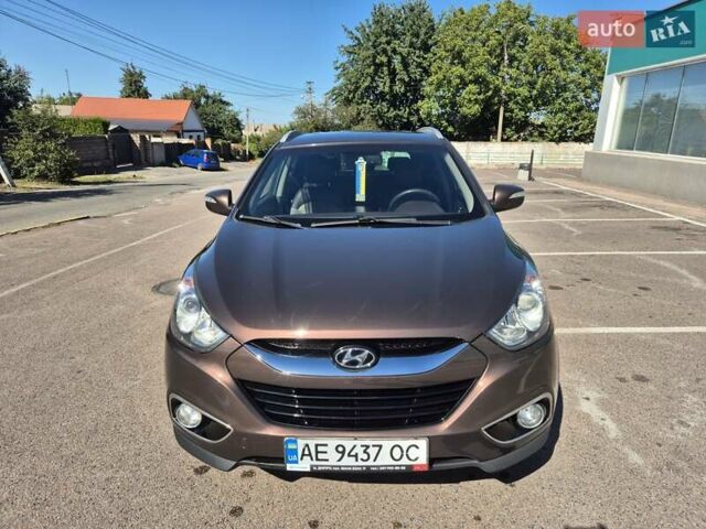Коричневый Хендай их35, объемом двигателя 2 л и пробегом 115 тыс. км за 13000 $, фото 1 на Automoto.ua