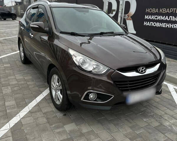 Коричневый Хендай их35, объемом двигателя 2 л и пробегом 257 тыс. км за 12618 $, фото 1 на Automoto.ua