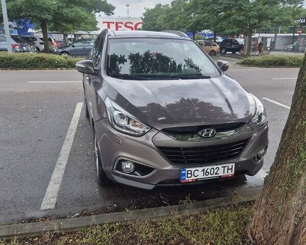 Коричневый Хендай их35, объемом двигателя 2 л и пробегом 218 тыс. км за 14000 $, фото 1 на Automoto.ua