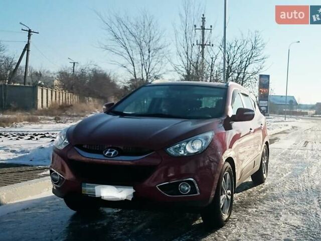Красный Хендай их35, объемом двигателя 2 л и пробегом 100 тыс. км за 12000 $, фото 1 на Automoto.ua
