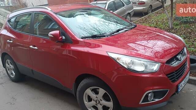 Красный Хендай их35, объемом двигателя 2 л и пробегом 213 тыс. км за 13100 $, фото 1 на Automoto.ua