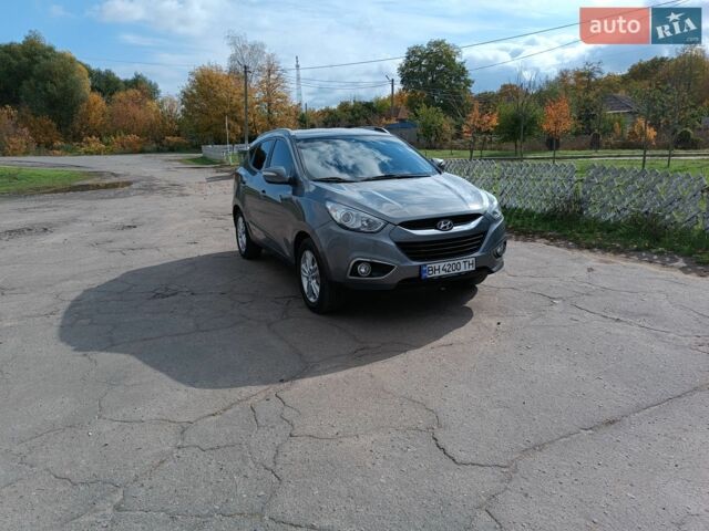 Серый Хендай их35, объемом двигателя 2 л и пробегом 221 тыс. км за 13200 $, фото 1 на Automoto.ua