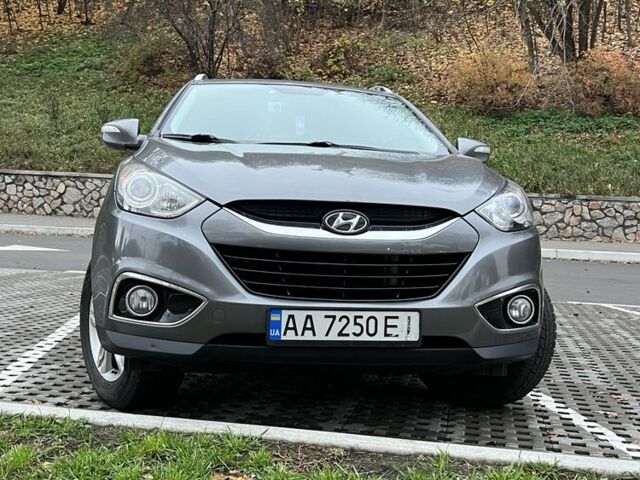 Серый Хендай их35, объемом двигателя 2 л и пробегом 150 тыс. км за 13650 $, фото 1 на Automoto.ua