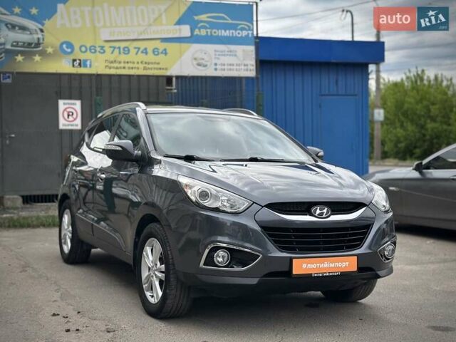 Серый Хендай их35, объемом двигателя 1.7 л и пробегом 192 тыс. км за 14250 $, фото 1 на Automoto.ua