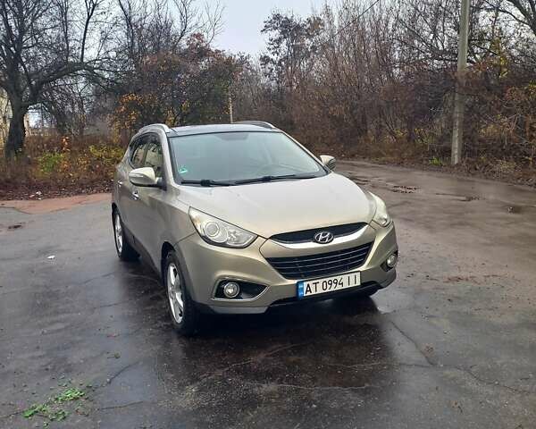 Серый Хендай их35, объемом двигателя 2 л и пробегом 244 тыс. км за 10950 $, фото 1 на Automoto.ua