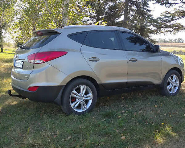 Серый Хендай их35, объемом двигателя 2 л и пробегом 170 тыс. км за 11500 $, фото 1 на Automoto.ua