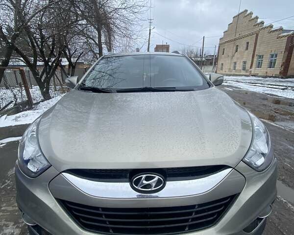 Серый Хендай их35, объемом двигателя 2 л и пробегом 72 тыс. км за 11000 $, фото 1 на Automoto.ua