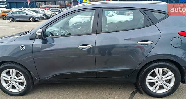 Серый Хендай их35, объемом двигателя 2 л и пробегом 238 тыс. км за 10000 $, фото 1 на Automoto.ua